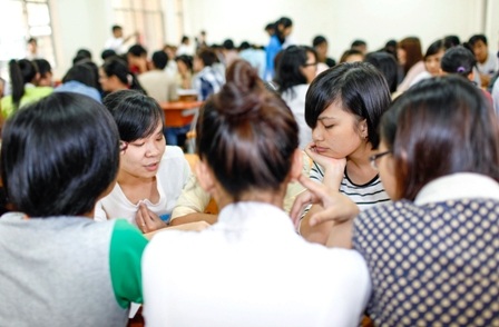 Học chưa tới nên sinh viên nhàn rỗi? - 2 SV Trường ĐH Ngân hàng TPHCM trong giờ hoạt động ngoại khóa