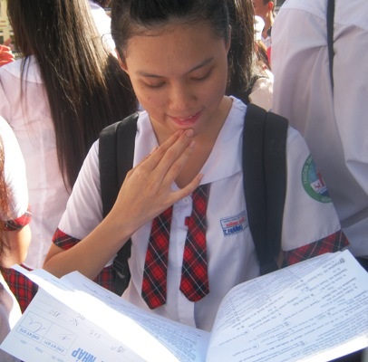 Thí sinh “thở phào” hoàn thành môn thi cuối - 18 Một nữ sinh xem lại đề thi môn Ngoại ngữ. (Ảnh: Hoài Nam)