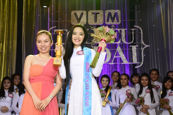 Thiếu nữ cao gần 1,8 m đăng quang Miss Áo dài nữ sinh VN - 4 Nữ sinh Huỳnh Kim Vy giành giải ba cuộc thi.