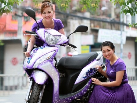 Chị em nhà họ Pang làm duyên bên chiếc xe máy “điệu nhất Sài Gòn”.