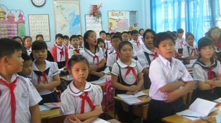 Một số hình ảnh ở trong những lớp học đông nghịt học trò