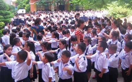 Các em xếp hàng ở sân trường...