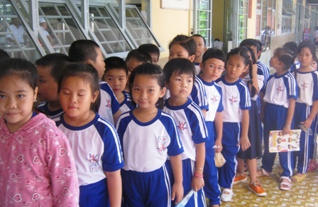 Rồi ở hành lang để chờ đến lượt vô lớp. 