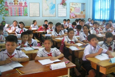 Một số hình ảnh ở trong những lớp học đông nghịt học trò