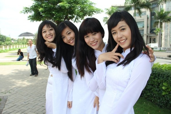 Các nữ sinh bước vào vòng chung kết cuộc thi “Tìm kiếm gương mặt Áo dài Nữ sinh Việt Nam” 2013.