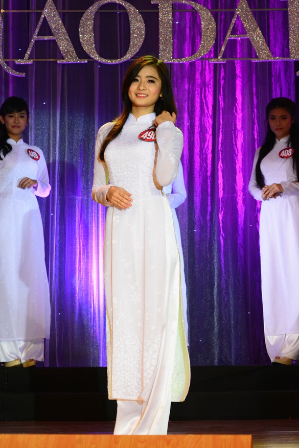 Thiếu nữ cao gần 1,8 m đăng quang Miss Áo dài nữ sinh VN - 11 Áo dài trắng truyền thống luôn tạo nên nét duyên dáng, nền nã cho thiếu nữ Việt.