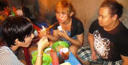 Cuộc sống những người đồng tính, chuyển giới qua ảnh - 9 Tú - một nam chuyển giới nữ - phụ người thân đi bán hủ tiếu.