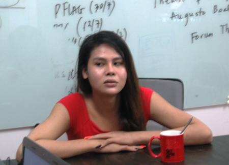 Cuộc sống những người đồng tính, chuyển giới qua ảnh - 10 Tú - một nam chuyển giới nữ - phụ người thân đi bán hủ tiếu.