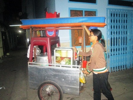 Cuộc sống những người đồng tính, chuyển giới qua ảnh - 8 Tú - một nam chuyển giới nữ - phụ người thân đi bán hủ tiếu.
