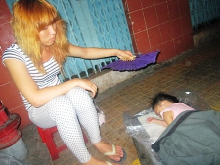 Cuộc sống những người đồng tính, chuyển giới qua ảnh - 7 Người chuyển giới hát tại một buổi sinh nhật.