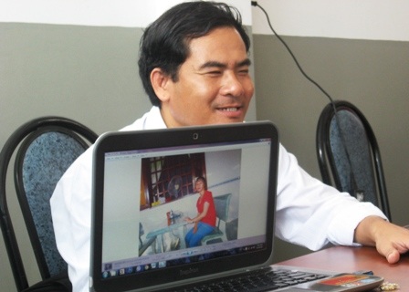 Anh Trần Văn Thân và tác phẩm vợ tôi do chính anh chụp bằng cách... nghe và sờ.