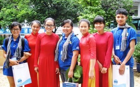 Thanh niên kiều bào hướng về cội nguồn - 1 Các bạn trẻ kiều bào (mặc áo xanh tình nguyện) và nữ sinh ĐH Sài Gòn.