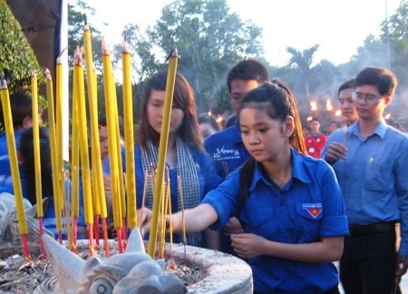 Đoàn viên, thanh niên thắp nến tưởng niệm các anh hùng liệt sĩ. (Ảnh: Hoài Nam)