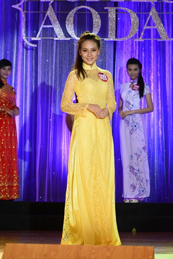 Thiếu nữ cao gần 1,8 m đăng quang Miss Áo dài nữ sinh VN - 6 Một số gương mặt trong phần thi áo dài tự chọn.