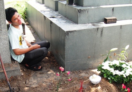 Xót xa với nấm mồ tạm bợ của cháu bé chết do hóc thạch rau câu - 1 Xót xa với nấm mồ tạm bợ của cháu bé chết do hóc thạch rau câu