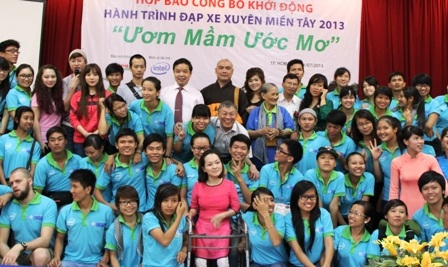 Sinh viên đạp xe “Ươm mầm ước mơ”