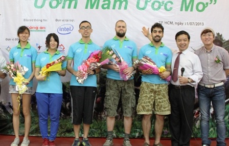 Hành trình đạp xe 37 ngày còn thu hút một số sinh viên nước ngoài tham gia.