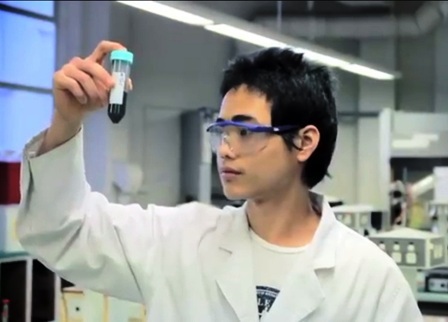 Vượt rào cản tiếng Anh để du học thành công - 1 Nhà leo núi Đường lên đỉnh Olympia 2009 Hồ Ngọc Hân tại trường ĐH Swinburne, Úc.