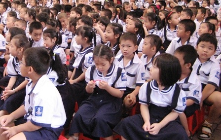 Tiếng "thở dài" của trẻ mùa tựu trường - 2 Học trò tiểu học tại TPHCM trong lễ khai giảng năm học 2012.