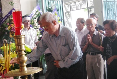 Nhiều thế hệ học trò kính cẩn trước linh cữu GS, NGND Hoàng Như Mai. 