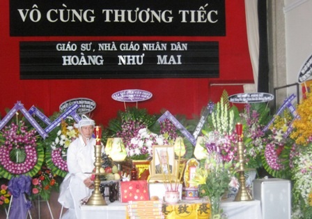 Nhiều thế hệ học trò kính cẩn trước linh cữu GS, NGND Hoàng Như Mai. 