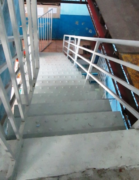 Ngôi trường 7 tầng với cầu thang đi lại nhỏ hẹp và cao dốc.