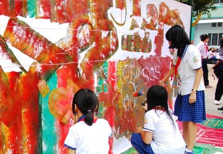 Học sinh và các đại biểu cùng hoàn thiện bức tranh về đàn voi rừng châu Á. 