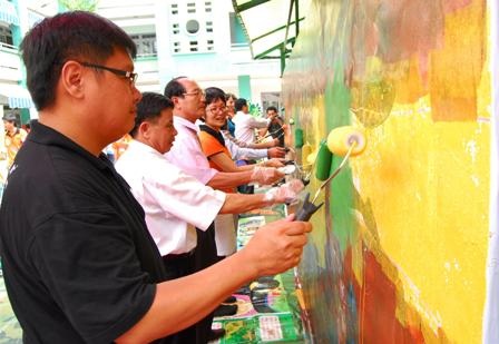 Học sinh và các đại biểu cùng hoàn thiện bức tranh về đàn voi rừng châu Á. 