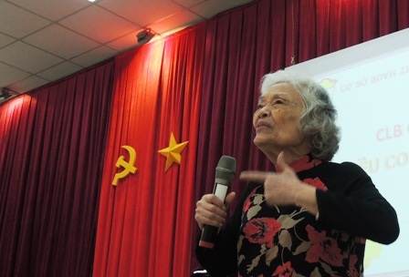 Bà giáo 83 tuổi Đàm Lê Đức chia sẻ với phụ huynh về giáo dục con cái.