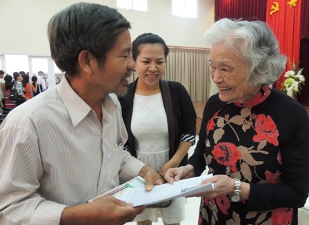 Lớp học cô Đức trở thành cầu nối cho nhiều phụ huynh và con cái. 