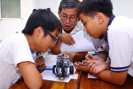 TPHCM: Chọn học sinh thi Robotics quốc tế - 1 Thầy trò Trường chuyên Trần Đại Nghĩa, TPHCM trong giờ học ngoại khóa Robotics.