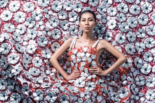 Táo bạo áo dài truyền thống kết bằng... bao cao su - 2 Những thiết kế táo bạo từ bao cao su nhưng cũng mang tính ứng dụng rất cao.