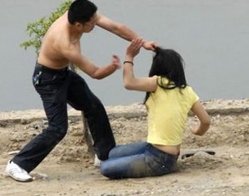 Nhiều bạn gái bị người yêu bạo hành nhưng vẫn tin rằng vì...họ thương mình quá.