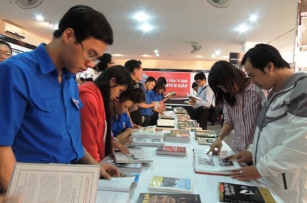 Thanh thiếu niên tìm hiểu về Đại tướng Võ Nguyên Giáp qua sách ảnh. 