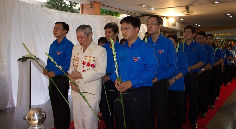 Cán bộ Đoàn và thanh thiếu niên TP.HCM xếp hàng viếng Đại tướng. 