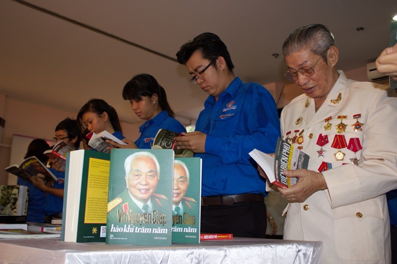 Và đọc sách viết về ông tại khu vực triển lãm.