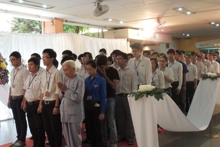 Thanh thiếu niên tìm hiểu về Đại tướng Võ Nguyên Giáp qua sách ảnh. 