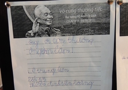 Thanh thiếu niên tìm hiểu về Đại tướng Võ Nguyên Giáp qua sách ảnh. 