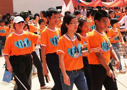 Sinh viên TPHCM vui chơi cùng học sinh khiếm thị - 1 Các tình nguyện cùng các bạn khiếm thị trình diễn bước cùng gậy trắng.