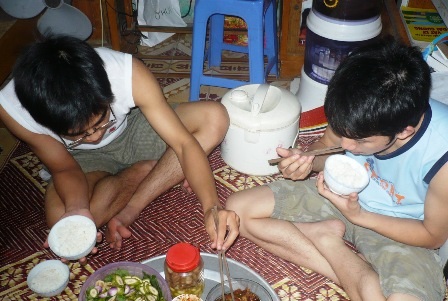 Giá thực phẩm tăng, bữa ăn sinh viên xa nhà lại teo tóp hơn. 