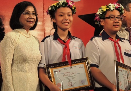 Hai học sinh - em Châu Huệ Mai (