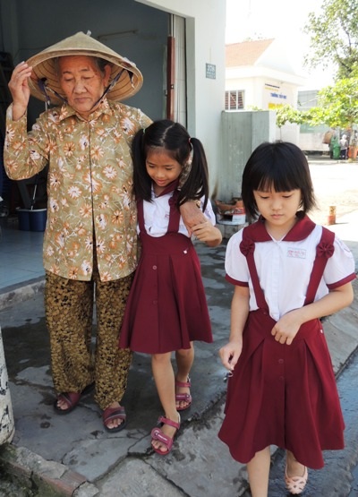 Cô học trò lớp 2 len mình giữa chiếc xe tải để về nhà. 