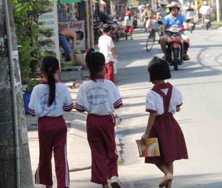 Học sinh đi bộ và băng đường đầy nguy hiểm. 