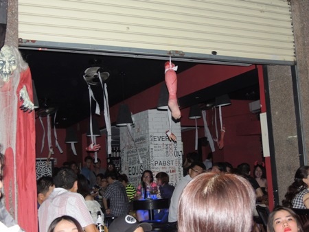 Nhiều quán nước ăn theo ngày hội Halloween để phục vụ cho các thượng đế trẻ tuổi. 