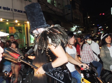 Nhân viên phục vụ cũng được hóa trang thành người cõi âm. 