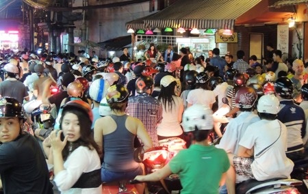 Nhân viên phục vụ cũng được hóa trang thành người cõi âm. 