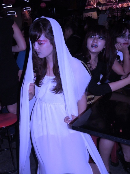 Thượng đế hóa trang thành ma với quỷ. 