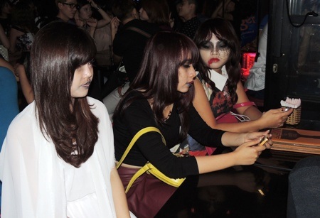 Nhiều quán nước ăn theo ngày hội Halloween để phục vụ cho các thượng đế trẻ tuổi. 