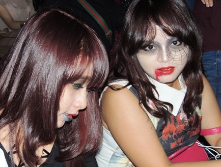 Thượng đế hóa trang thành ma với quỷ. 