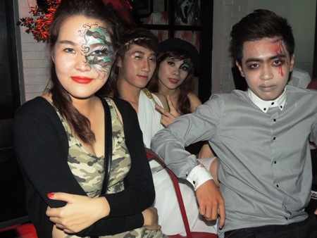 Thượng đế hóa trang thành ma với quỷ. 